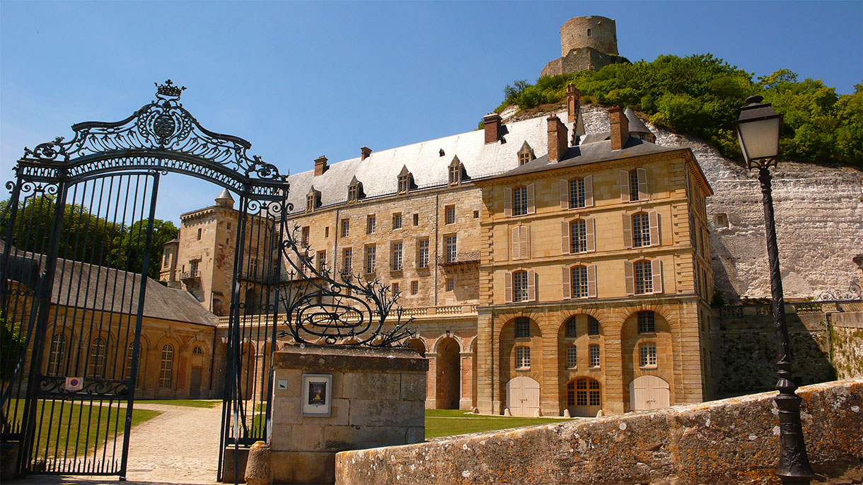 LA ROCHE GUYON FRANCIA CRUCEROS SENA CRUCEROS FLUVIALES FRANCIA SENA CRUCEROS SEINE RIVER CRUISES LA ROCHE GUYON CHATEAU #LaRocheGuyon #Francia #CrucerosFluviales #CrucerosSena #Seine #SeineRiverCruises #RiverCruises